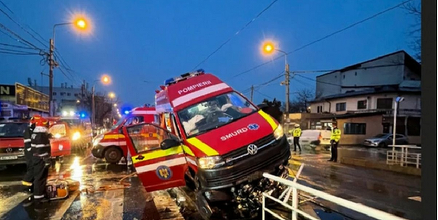 O ambulanţă SMURD a lovit un refugiu de tramvai, în Capitală. Trei persoane au fost rănite. Circulaţia tramvaielor, oprită