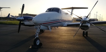 Nouă aeronavă de tip Beechcraft Super King Air 350, folosită de Autoritatea Aeronautică Civilă Română pentru a verifica şi calibra sistemele de radionavigaţie, pentru aterizare, ruta şi procedurile de zbor ale aeroporturilor civile şi militare – FOTO