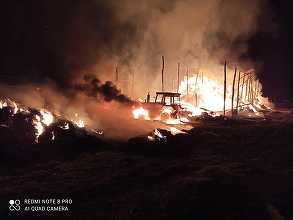 Pompierii din Galaţi intervin de peste 18 ore pentru a stinge un incendiu la un saivan/ Focul ar fi fost pus intenţionat – FOTO