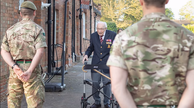 Tom Moore, care a strâns peste 33 de milioane de lire sterline pentru sistemul sanitar britanic, are coronavirus. Veteranul are 100 de ani