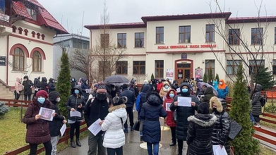 Protest al părinţilor faţă de schimbarea din funcţie a directoarei unei şcoli din Capitală – FOTO