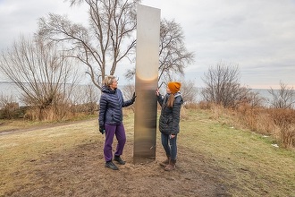 Un misterios monolit din metal, similar celor descoperite în SUA şi Europa, a apărut în Toronto