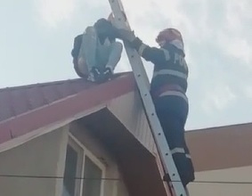 Constanţa: Pompierii au intervenit pentru a coborî de pe o casă un băiat de 15 ani rămas blocat pe acoperiş – FOTO, VIDEO