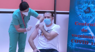 Premierul Florin Cîţu se vaccinează anti-COVID la Spitalul Universitar de Urgenţă Militar „Dr. Carol Davila”. El poartă un tricou cu mesajul ”Împreună învingem pandemia” – VIDEO, FOTO
