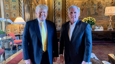 Trump, în continuare influent, în pofida ”impeachment”-ului, îl primeşte la Mar-a-Lago pe liderul minorităţii republicane în Camera Reprezentanţilor Kevin McCarthy şi promite să ajute Partidul Republican să preia Camera în alegerile de la jumătate de mandat din 2022