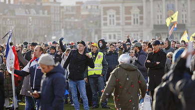 Mii de oameni la o manifestaţie anti-lockdown la Amsterdam. Poliţiştii au folosit un tun cu apă pentru a-i dispersa pe protestatari