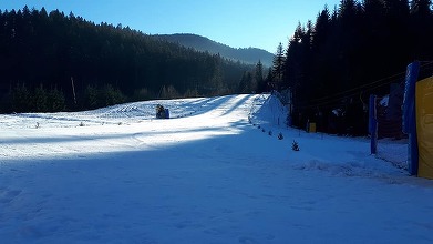 Sute de turişti în staţiunile de pe Valea Prahovei, unde pârtiile sunt deschise / Aglomeraţie pe DN 1