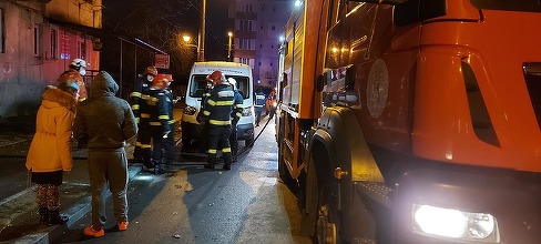 O femeie a murit şi alte 46 de persoane au fost evacuate, în urma unui incendiu izbucnit într-un bloc din Baia Mare – FOTO