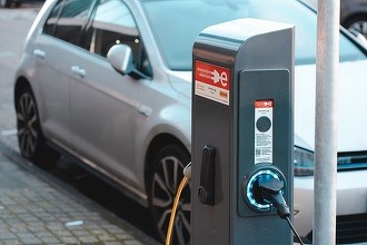 STUDIU: În 2030, 40 de milioane de vehicule care circulă pe drumurile europene ar putea fi electrice. 1 din 10 vehicule vândute în Europa, în 2020, a fost electric sau hibrid.