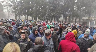 Sute de mineri protestează luni dimineaţă în faţa sediului Complexului Energetic Hunedoara. Cei blocaţi în subteranul Minei Lupeni ameninţă cu declanşarea grevei foamei