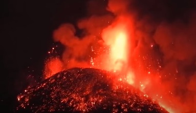 Vulcanul Etna a iluminat cerul nopţii expulzând lavă la 1.500 de metri înălţime – VIDEO