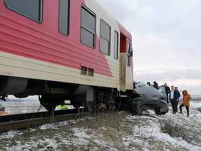 Iaşi: Două persoane au murit după ce autoturismul în care se aflau a fost lovit de un tren – FOTO