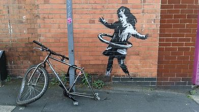 Lucrarea „Hula Hoop”, realizată de Banksy, a fost îndepărtată de pe un zid din Nottingham şi vândută pentru o sumă cu „şase cifre”