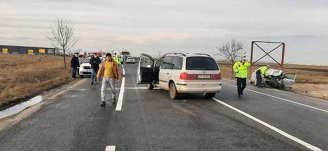 Buzău: O femeie şi copii ei, de 4 şi 7 ani, răniţi într-un accident rutier în care au fost implicate trei maşini