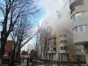Constanţa – Femeie decedată după ce s-a aruncat de la baconul apartamentului său cuprins de flăcări – ISU Dobrogea nu are pernă gonflabilă, iar autoscara de salvare a fost adusă la două minute de la momentul căderii femeii