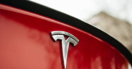 Tesla investeşte 1,5 miliarde de dolari în bitcoin; cursul criptomonedei atinge un nou record, de peste 43.000 de dolari