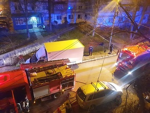 Galaţi – Un bărbat şi-a incendiat pentru a patra oară apartamentul. Opt persoane au fost evacuate – FOTO