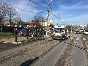 Constanţa: Două maşini s-au ciocnit, iar una dintre ele a intrat într-un stâlp care a căzut pe un alt autoturism/ Şoferul care a provocat accidentul, băut, a încercat să fugă din spital, fiind încătuşat de poliţişti