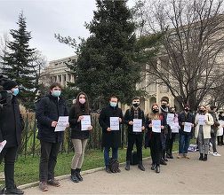 Protest al elevilor şi studenţilor în Piaţa Victoriei, faţă de eliminarea gratuităţii pe mijloacele de transport. Ei au scandat “Nu ne luaţi transportul gratuit” şi “Florin Cîţu să ne vadă, facem orele în stradă” – FOTO