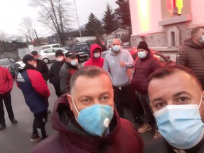 Solidaritate cu minerii din Lupeni, blocaţi în mină de peste 48 de ore – Zeci de localnici s-au deplasat la sediul administrativ al Minei Lupeni, iar apoi au pornit într-un marş prin oraş – VIDEO