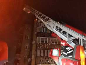Bistriţa-Năsăud: Incendiu violent la acoperişul unui bloc din Rodna/ 180 de persoane au fost evacuate, fiind cazate în sala de sport a localităţii/ Au fost afectate de fum şi smoală topită 13 garsoniere – FOTO