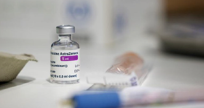 O îngrijitoare norvegiană moare din cauza unei hemoragii cerebrale după ce este vaccinată cu vaccinul împotriva covid-19 AstraZeneca-Oxford, al doila caz în câteva zile; ”Nu putem exclude şi nici confirma că acest lucru are vreo legătură cu vaccinul”, afirmă un oficial