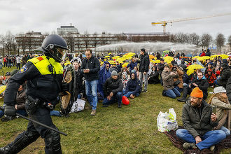 Manifestaţie la Haga: Poliţia a folosit tunuri de apă pentru a dispersa demonstraţii anti-restricţii