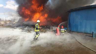 Arad: Incendiu puternic la deşeuri depozitate pe un câmp/ Pompierii au intervenit pentru a împiedica flăcările să se extindă la o hală din apropiere – FOTO, VIDEO