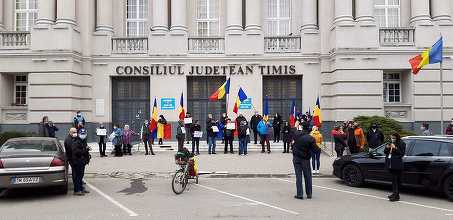 Proteste în Bucureşti şi în marile oraşe faţă de noile restricţii impuse de Guvern – Oamenii scandează lozinci împotriva autorităţilor, reclamă dictatura medicală şi dau foc măştilor de protecţie / ”Libertate, te iubim” se scandează pe străzi – FOTO /VIDEO