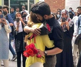 Lahore: Cuplu de studenţi, exmatriculat după ce tânăra l-a cerut în căsătorie pe tânăr în public – VIDEO