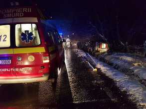 Dâmboviţa: Doi răniţi, după ce o ambulanţă a derapat şi a ieşit de pe şosea, răsturnându-se. Victimele sunt un cadru medical şi o adolescentă gravidă – FOTO