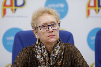 Renate Weber afirmă că nu cunoaşte motivele pentru care se doreşte revocarea sa, dar crede că există două situaţii care au deranjat – atacarea OUG care dădea acces spitalelor private la fonduri publice şi atitudinea faţă de tăierile ilegale de lemne