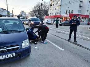 Botoşani: Unui bărbat care participa la protest i s-a făcut rău, fiind salvat de jandarmii care au solicitat un echipaj medical