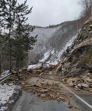 Specialiştii pirotehnicieni detonează vineri stâncile care au blocat DN10 Buzău – Braşov, în zona Siriu – FOTO