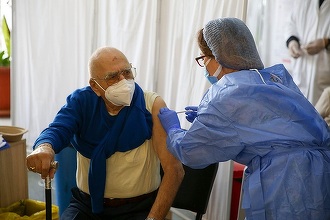 Scriitorul Dinu Săraru, 89 de ani, s-a vaccinat contra Covid-19 – FOTO