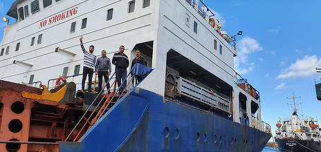 Marinarii de pe o navă abandonată în Portul Constanţa au rămas fără provizii şi au cerut ajutor – FOTO