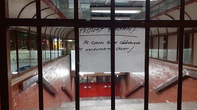 UPDATE – Circulaţia metrourilor, blocată din cauza unui protest spontan al sindicaliştilor. Sindicaliştii s-au aşezat pe şine şi scandează ”Demisia”