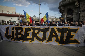 Un nou protest în Capitală – Aproximativ 150 de persoane protestează faţă de măsurile impuse pentru limitarea pandemiei