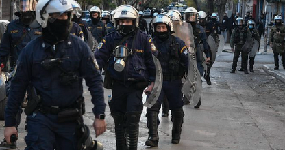 Indignare în Grecia în urma unei intervenţii în forţă a poliţiei în vederea impunerii respectării izolării într-o piaţă de la periferia Atenei
