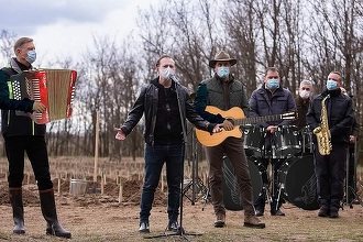 Prim-ministrul Cîţu, protagonist de meme după acţiunea de împădurire – Pe aceeaşi scenă cu Metallica şi „urmărit” de Bernie Sanders