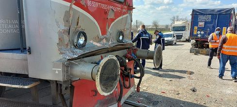 Cinci oameni, printre care un copil, răniţi uşor într-un accident feroviar, în apropiere de Timişoara/ Un tren Regio a lovit un camion – FOTO