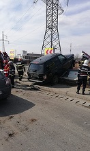 Accident spectaculos la ieşire de pe autostrada A 1, în Argeş. Un autovehicul de teren a urcat parapetul de pe marginea drumului – FOTO