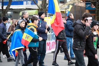 Buzău – Aproximativ 60 de persoane protestează faţă de restricţiile impuse în contextul pandemiei – FOTO, VIDEO