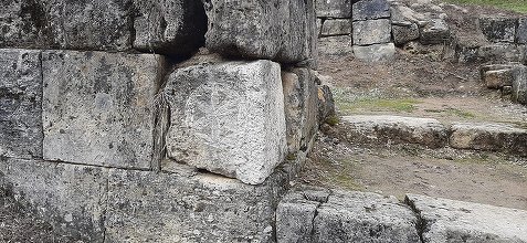 Hunedoara: Poarta cetăţii dacice Costeşti – Blidaru, monument UNESCO, vandalizată / Consiliul Judeţean Hunedoara reclamă lipsa personalului de supraveghere