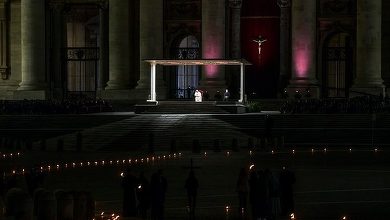 Papa Francisc, procesiune de Drumul Crucii în Piaţa Sfântul Petru, doar cu câţiva oameni şi copii