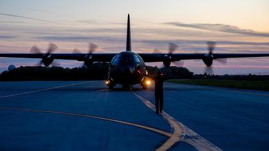 O aeronavă C-130 Hercules a Forţelor Aeriene Române transportă echipamente medicale, între care concentratoare şi butelii de oxigen, în India