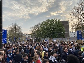 Incidente la Londra: Fanii echipei Chelsea au blocat o stradă şi autocarul echipei, în timpul protestului faţă de Superliga europeană