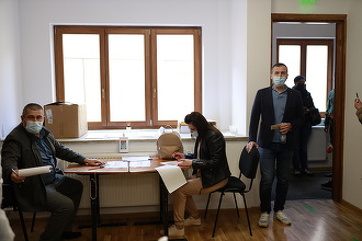 Prefectul de Buzău s-a vaccinat, fără programare, într-un centru AstraZeneca/ El a fost invitat de medic în cabinet, dar oamenii care stăteau la rând i-au cerut să accepte – FOTO