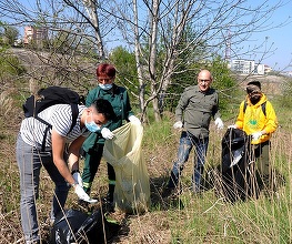 Ziua Pământului – Zeci de saci de gunoaie strânşi din Delta Văcăreşti de angajaţi ai Primăriei Sectorului 4 şi de voluntari de la Asociaţia Alianţă Pentru Pădure şi de la Asociaţia Studenţilor Geografi din Universitatea Bucureşti