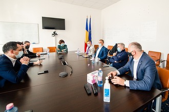 Vlad Voiculescu şi Claudiu Năsui s-au întâlnit cu reprezentanţii industriei hoteliere din România. Cei doi miniştri au transmis că este în pregătire un calendar de deschidere a economiei, cu valoare orientativă
